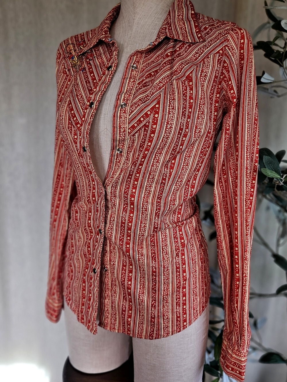 Wrangler Blues Red/Orange Cotton Embroidered Western Snap Button Medium